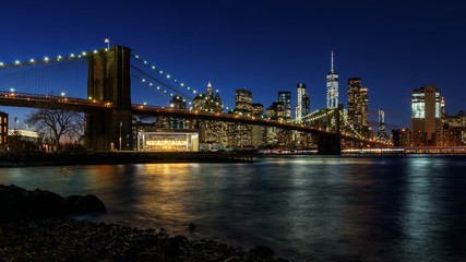 Brooklyn bridge at night (New York, USA)
