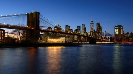 Fototapeta na wymiar Brooklyn bridge at night (New York, USA)