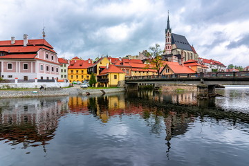 Obraz premium St. Vitus Church and Cesky Krumlov architecture reflected in Vltava river, Czech Republic