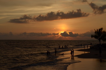 Los atardeceres en la playa se vuelven color naranja