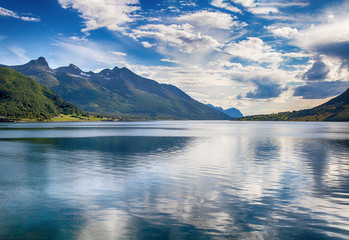 Fjord in Norwegen bei blauem Himmel