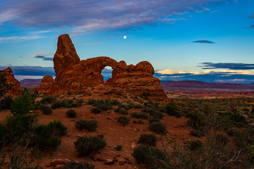Turret arch sunrise under the moon © Thomas