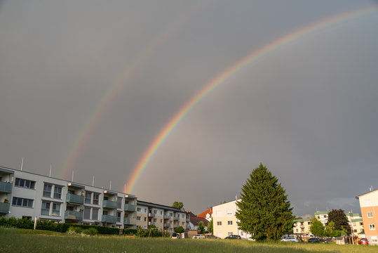 doppelter Regenbogen leuchtet