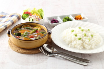 夏野菜カレー　サラダセット　三種の薬味付き