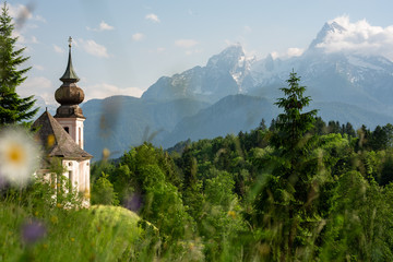 Kapelle Maria Gern in Berchtesgaden mit Watzmann im Frühling