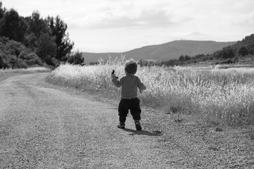 petit garçon marchant avec son chien