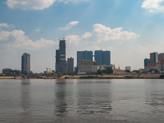 Fototapeta premium Panoramę Phnom Penh z Tourist Boar w Kambodży