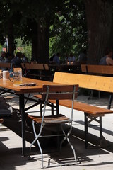 Biergarten mit Personen unscharf im Hintergrund