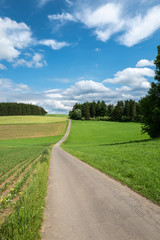 Feldweg bis zum Horizont im schönen Sauerland