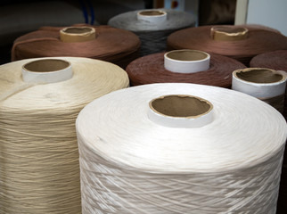 Large bobbins with thick threads for processing the edges of carpets