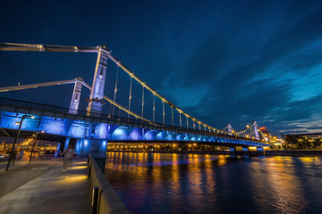Obraz premium Sunset view of Krymsky Bridge (Crimean Bridge) in Moscow, Russia.