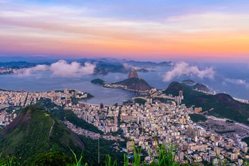 Papier Peint photo autocollant Copacabana, Rio de Janeiro, Brésil La montagne Sugarloaf et Botafogo à Rio de Janeiro au coucher du soleil, Brésil