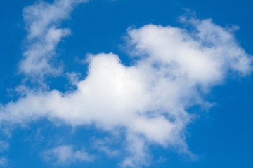 Wolken ziehen im Frühlings am Himmel vorüber.
