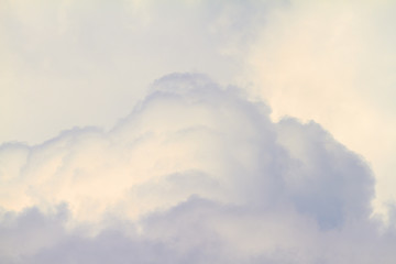 Fototapeta na wymiar Wolken ziehen im Frühlings am Himmel vorüber.