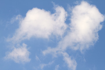 Wolken ziehen im Frühlings am Himmel vorüber.