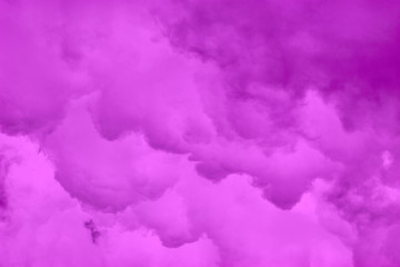 Fototapeta premium Wolken ziehen im Frühlings am Himmel vorüber.