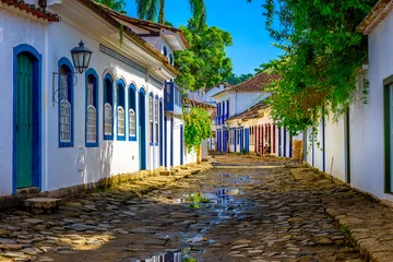 Fotobehang Straat van historisch centrum in Paraty, Rio de Janeiro, Brazilië. Paraty is een bewaard gebleven Portugese koloniale en Braziliaanse keizerlijke gemeente © Ekaterina Belova