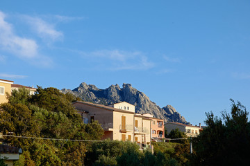 Fototapeta na wymiar Sardinien San Pantaleo Wohnhäuser vor Granitfelsen im Abendlicht