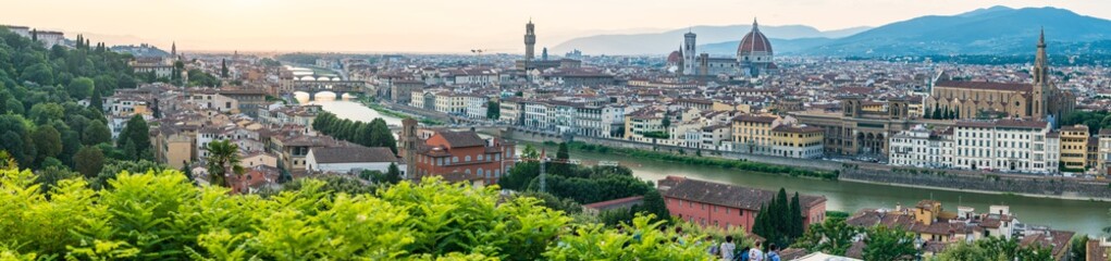 Obraz premium Long panoramic view of Florence from Piazzale Michelangelo. Cityscape panorama with the Arno river, basilica, cathedral, Palazzo Vecchio