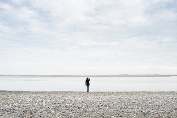 baie de somme phoque plage galet personne seule solitude observation nature ciel paysage © shocky