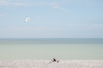 vacances repos détente plage mer océan soleil bronzage crème solaire allonger galet normandie...