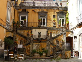 Antico palazzo decadente in un cortile di Napoli in Italia.