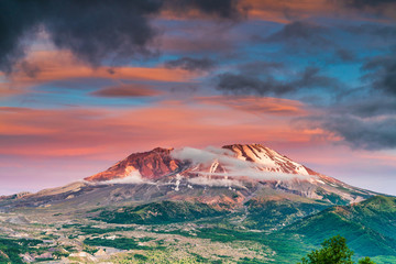 Naklejka premium Pink Sunset At Mount Saint Helens National Monument