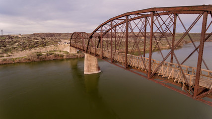 Fototapeta premium guffy bridge in idaho going over the river