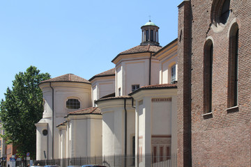 le numerose cappelle movimentano il fianco sud della chiesa di San Marco a Milano