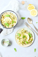 Kaszotto jaglane z cytryną, miętą i szparagami © Anna