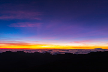 Obraz premium Beautiful and breathtaking sunrise at summit of Haleakala Crater in the National Park on the Hawaiian island of Maui, USA