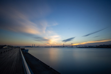 早朝の横浜港