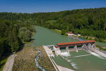 Ein Wehr von oben, Aerial eine Drohne an einem Fluß