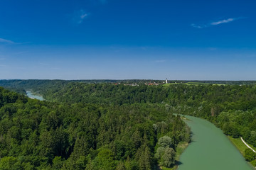 Drohnenaufnahme: Fluss fließt an Bäumen vorbei, die Isar biegt in Richtung Alpenvorland ab.