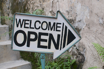 Welcome / Open arrow sign