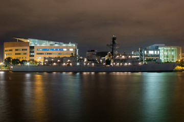 Fototapeta na wymiar ship at port at night