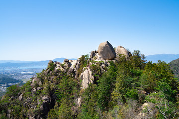 日本の金勝山にある天狗岩と琵琶湖周辺の街並み