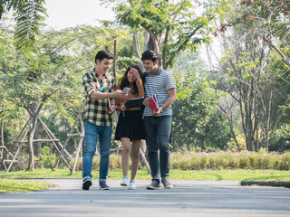 Obraz premium Group of college students walking and talking on campus