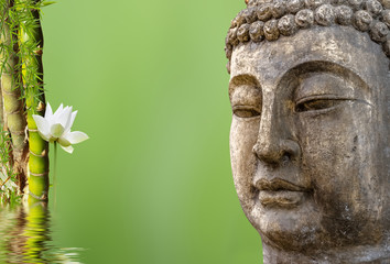 Obraz premium statue de Bouddha et composition aquatique zen
