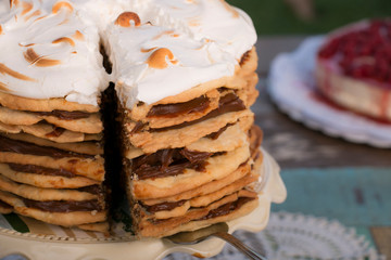 Alfajor Rogel relleno con dulce de leche hecho con muchas capas de masa y  merengue. Ideal para el desayuno o merienda, casa de tortas , tartas , pastelería 	