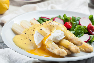 White asparagus with poached egg