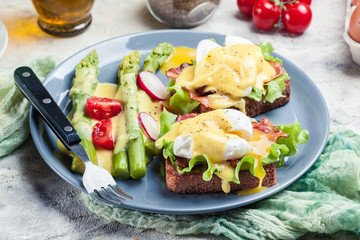 Sandwiches with bacon, poached egg and asparagus