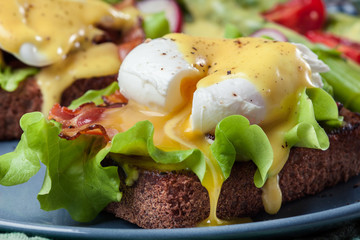 Sandwiches with bacon, poached egg and asparagus