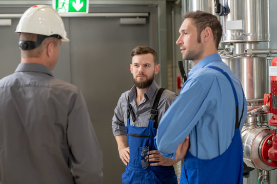  boss with two worker in conversation