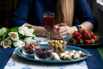 A gourmet break: strawberries, grape juice and various appetizers.