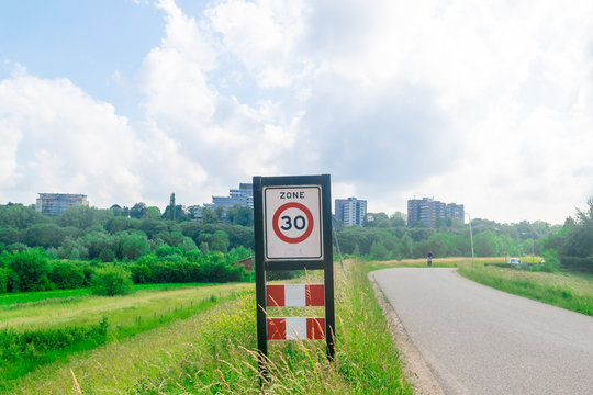 Speed reduction zone 30 kilometers