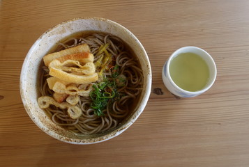 滋賀県多賀町の名物、多賀そばとお茶です