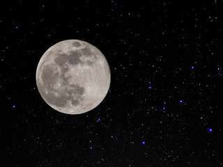Fototapeta na wymiar Luna llena con fondo de estrellas, superluna