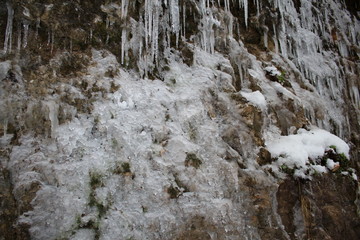 Fototapeta na wymiar beautiful icicles hanging from the rocks in winter