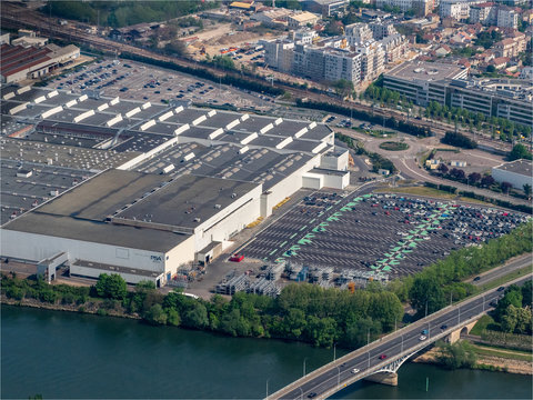 vue a&eacute;rienne de l'usine d'automobiles Peugeot &agrave; Poissy dans les Yvelines en France
